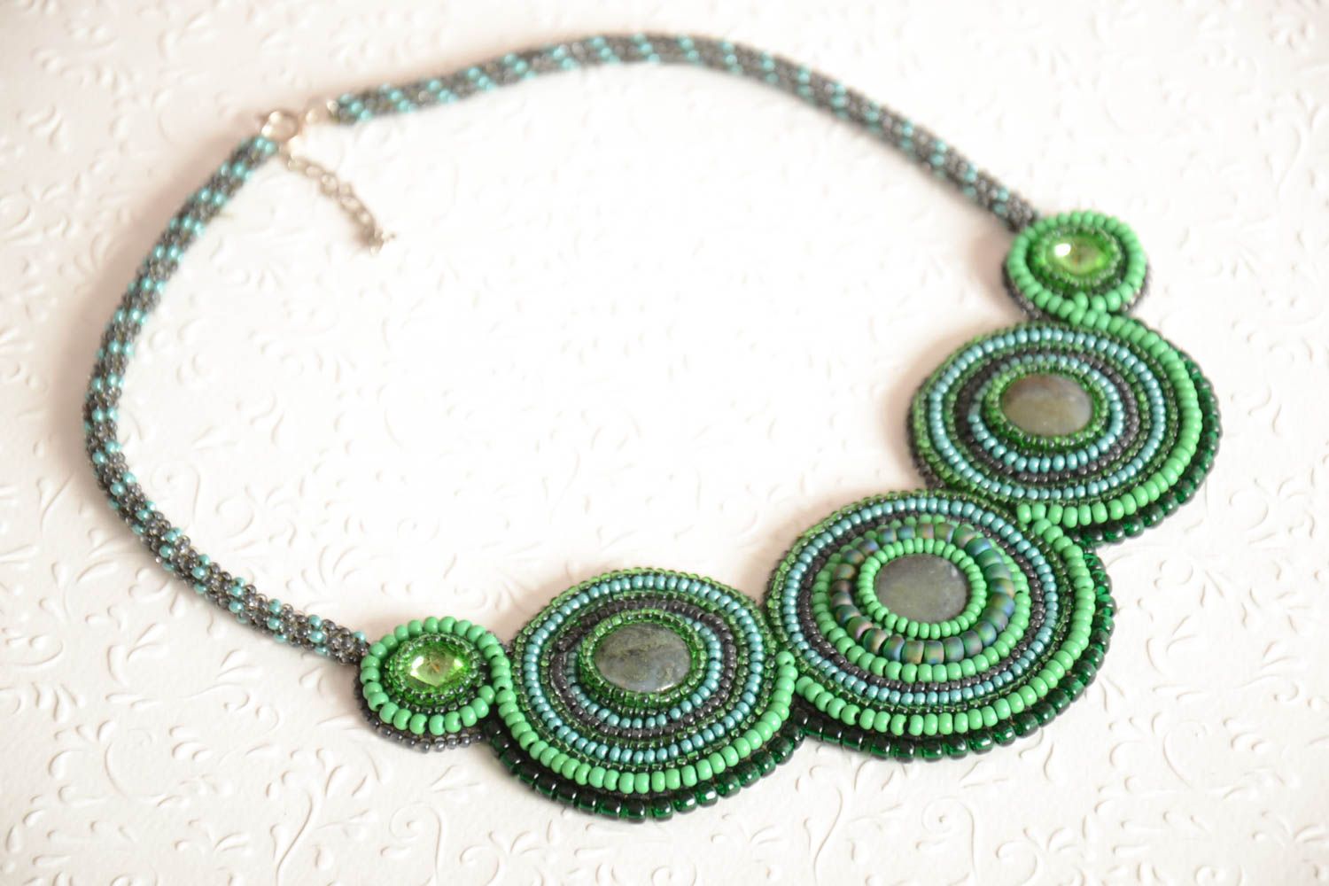 Ожерелье из бисера и натуральных камней на коже ручной работы в зеленых тонах фото 1
