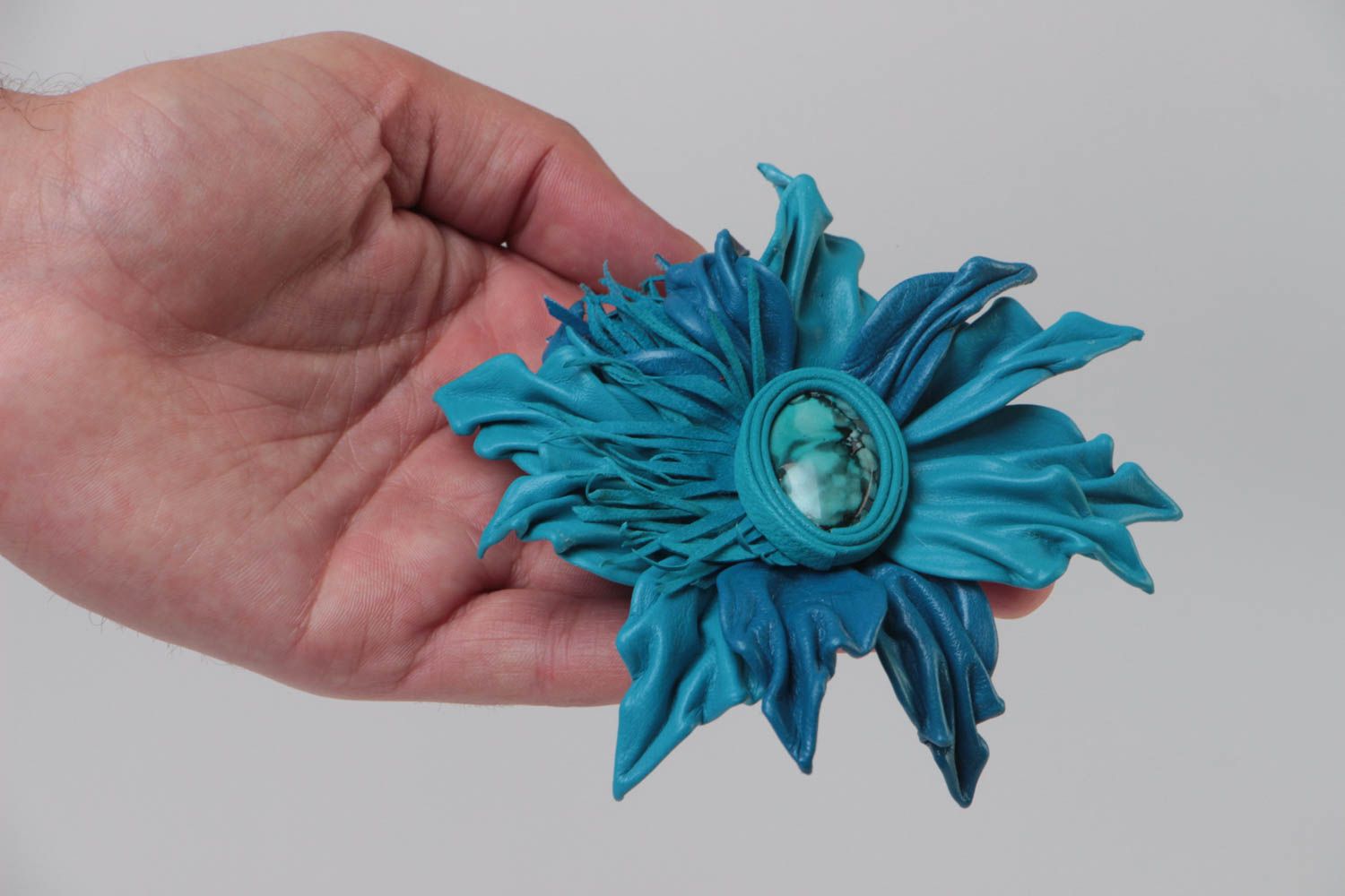 Broche original hecho a mano de cuero con forma de flor voluminosa azul estiloso foto 5