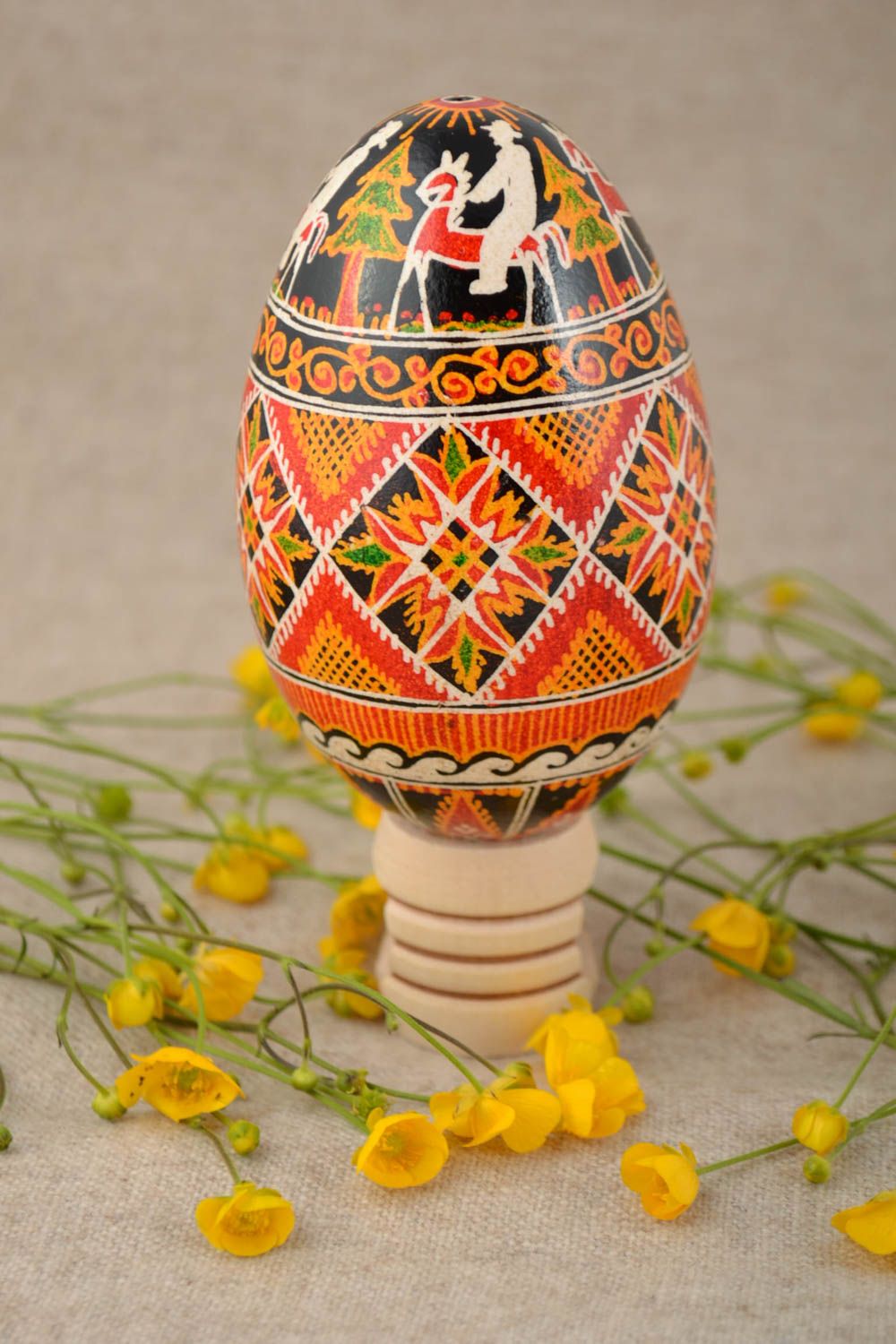Huevo de Pascua hecho a mano pintado con acrílicos con caballo foto 1