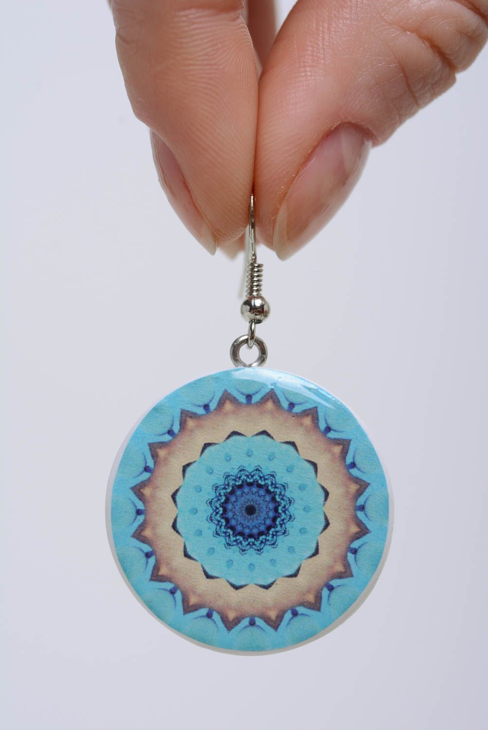 Künstlerische runde Ohrringe aus Polymerton blau grell originell Handarbeit foto 4