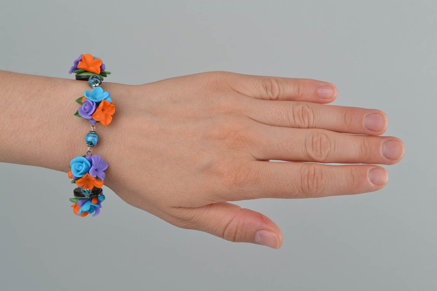Handmade stylish wrist bracelet with flowers made of polymer clay on metal chain photo 3