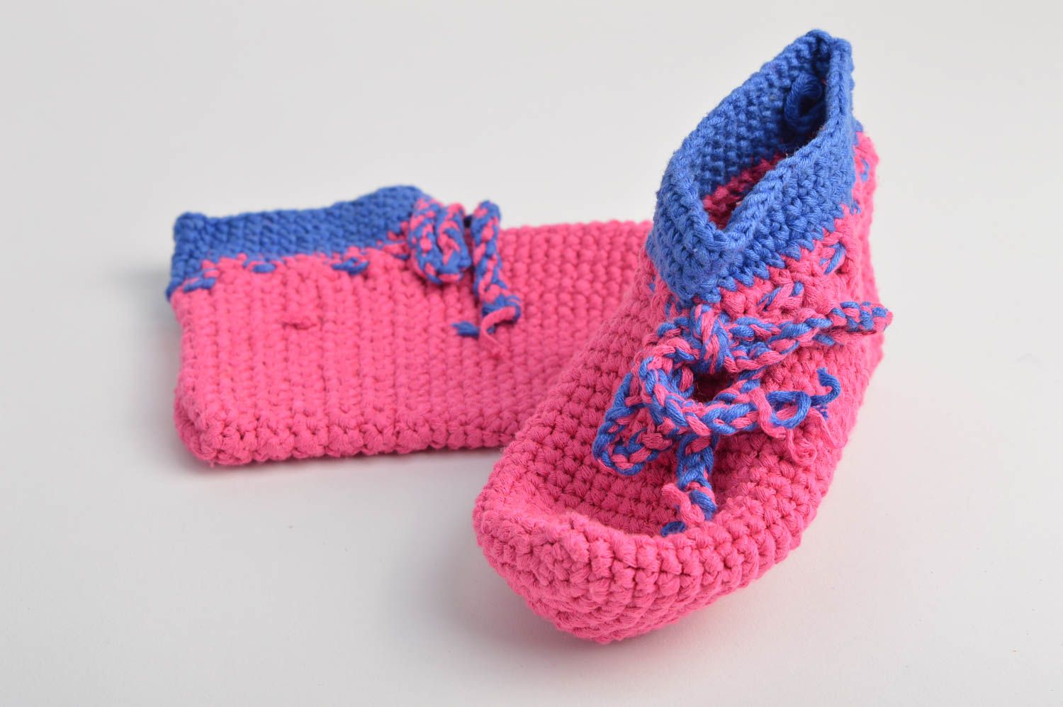 Хлопковые пинетки ручной вязки для девочки ручной работы со шнурками Малиновые фото 5