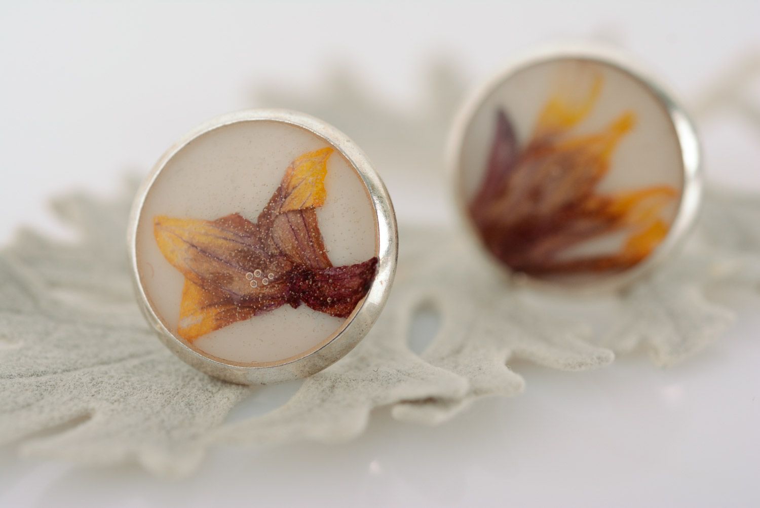 Handmade women's round stud earrings with dried flowers coated with epoxy photo 1