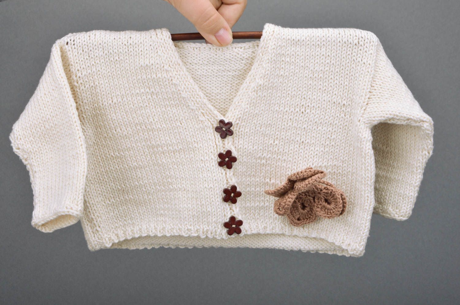 Gilet tricoté pour enfant fait main en fils acryliques blanc pour fille photo 4