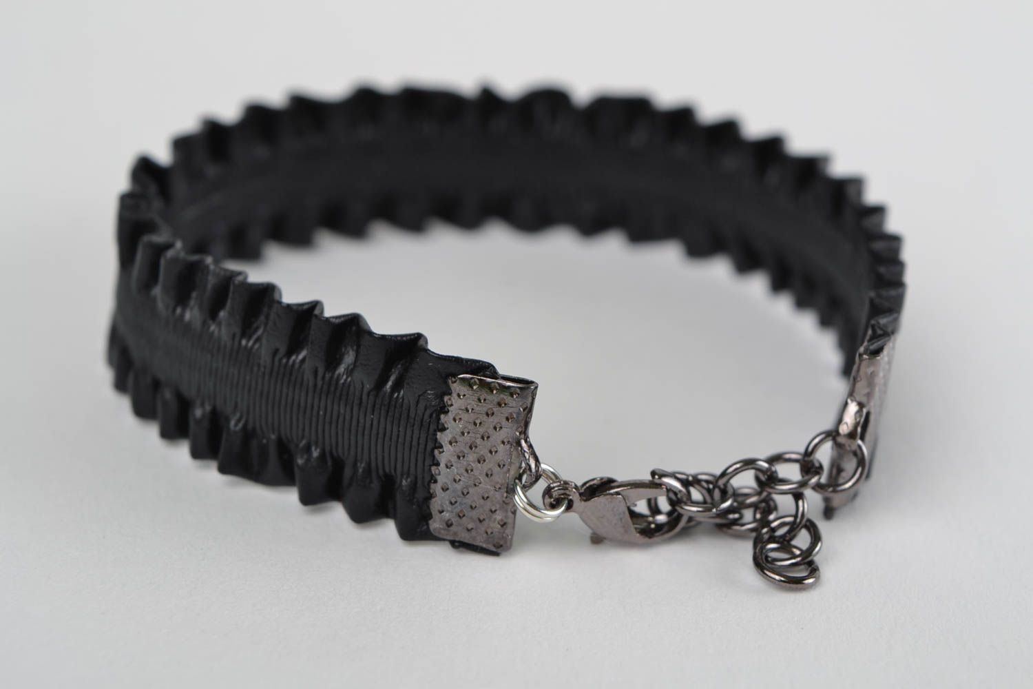 Breites stilvolles schwarzes Armband aus Kunstleder handmade Schmuck für Frauen foto 4