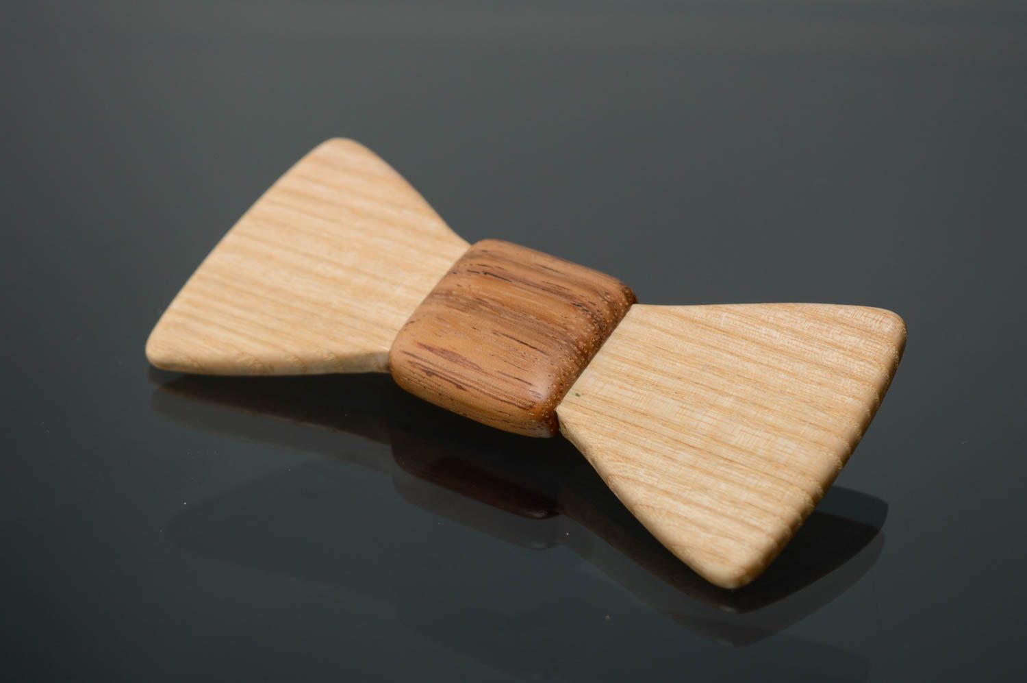 Деревянный галстук-бабочка из зебрано фото 1