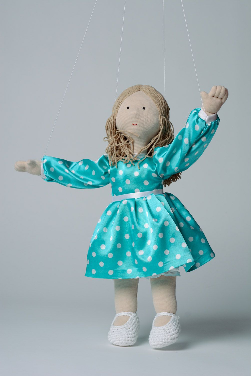 Ручная марионетка кукла ручной работы трикотажная в платье в горошек фото 3