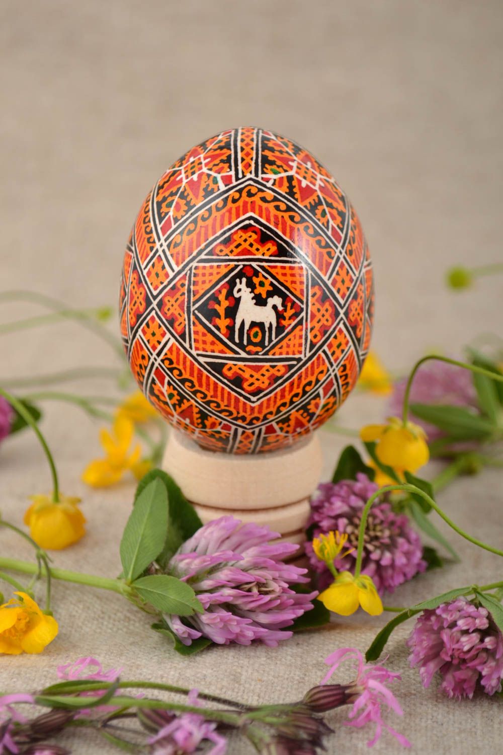 Huevo de Pascua de gallina pintado con arcílicos artesanal con ornamentos foto 1