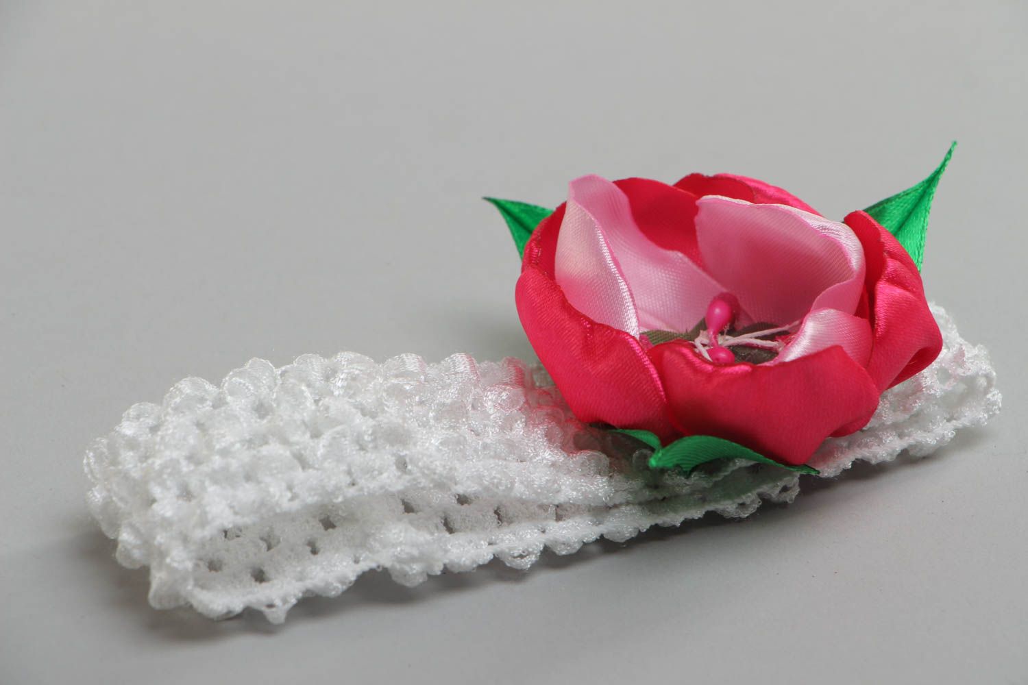 Banda para cabeza con flor de peonía artesanal elegante original blanca foto 3