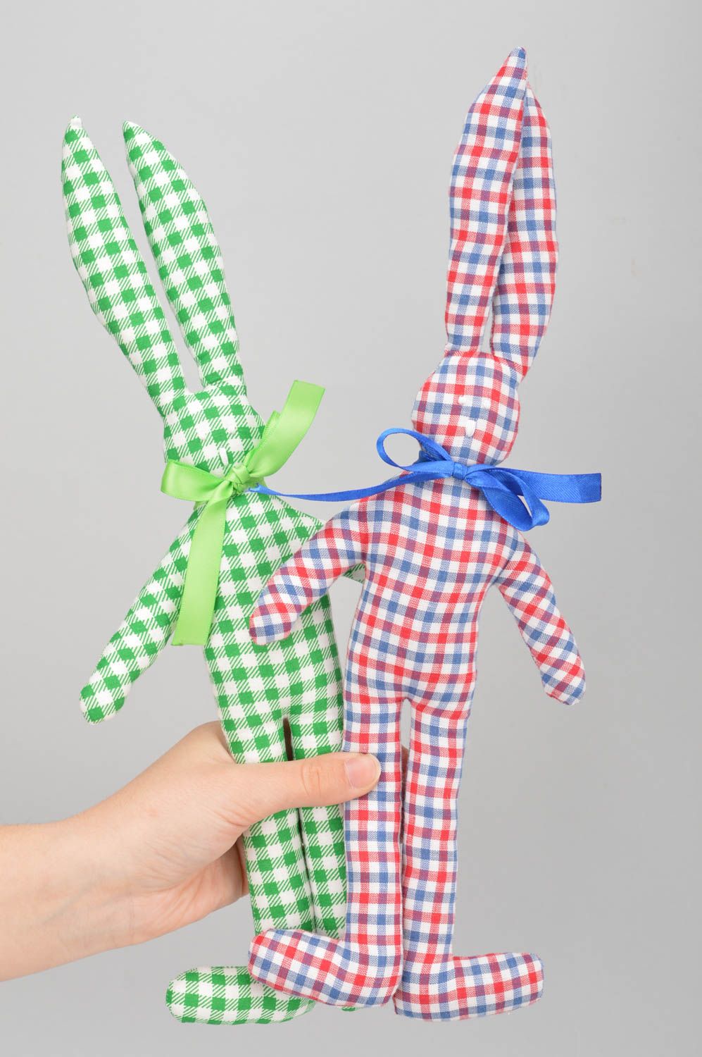 Dos juguetes de tela de algodón artesanales para niños y para decoración Liebres foto 3