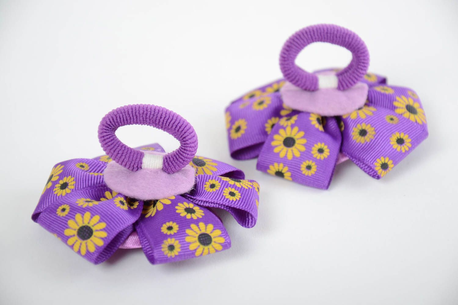 Резинки для волос из атласных лент цветки канзаши фиолетовые хэнд мэйд 2 штуки фото 3