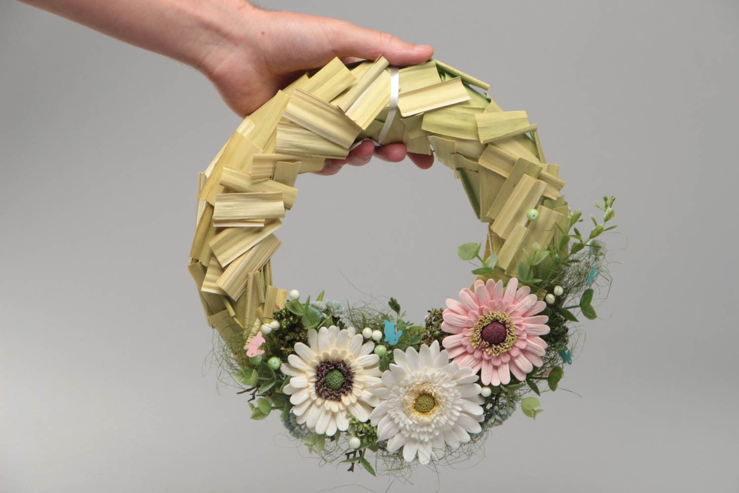 Corona de puerta con flores de arcilla polimérica artesanal gerberas foto 5