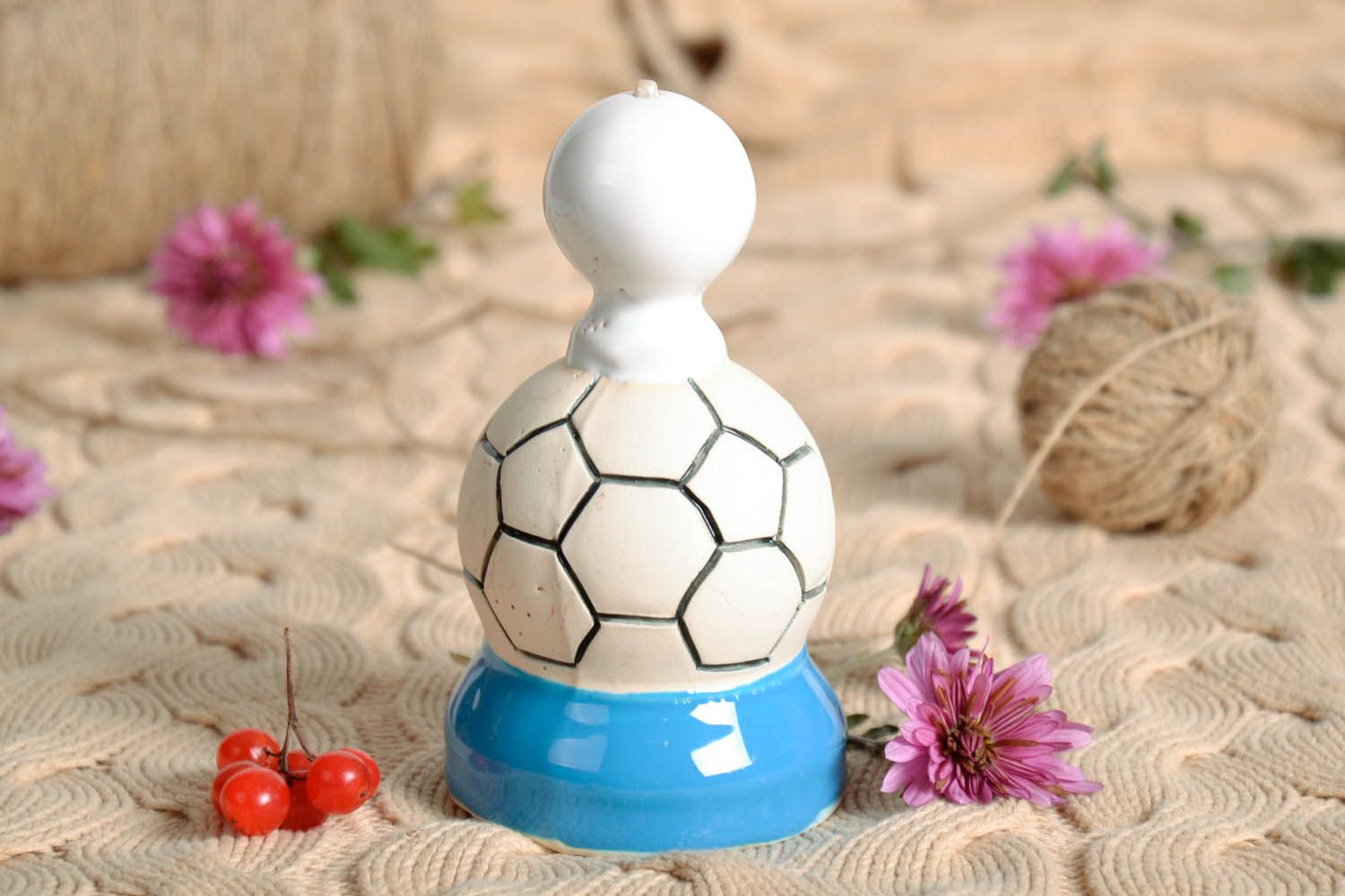 Sino de cerâmica em forma de uma bola de futebol foto 1