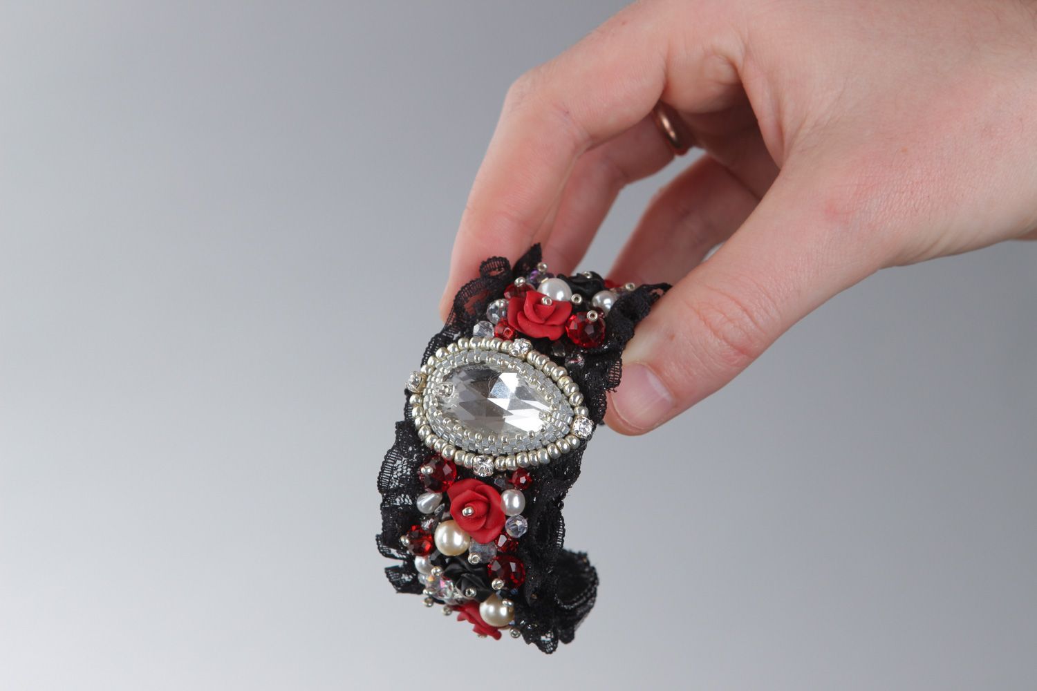 Schwarzes handgemachtes Armband mit Glasperlen und Rosen aus Polymerton für Abendkleid foto 4