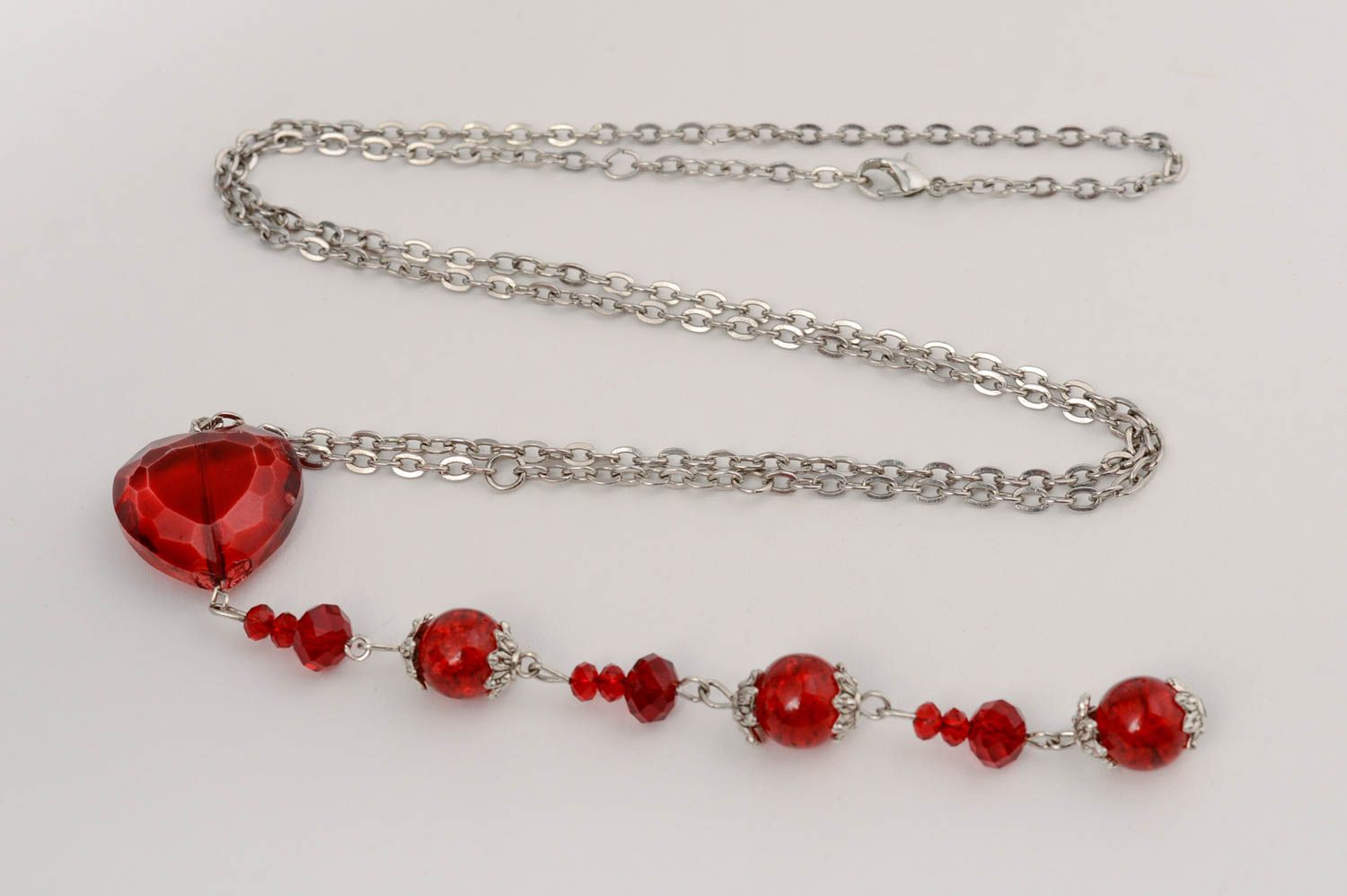 Joli pendentif en cristal tchèque long sur chaînette fait main avec cœur rouge photo 2
