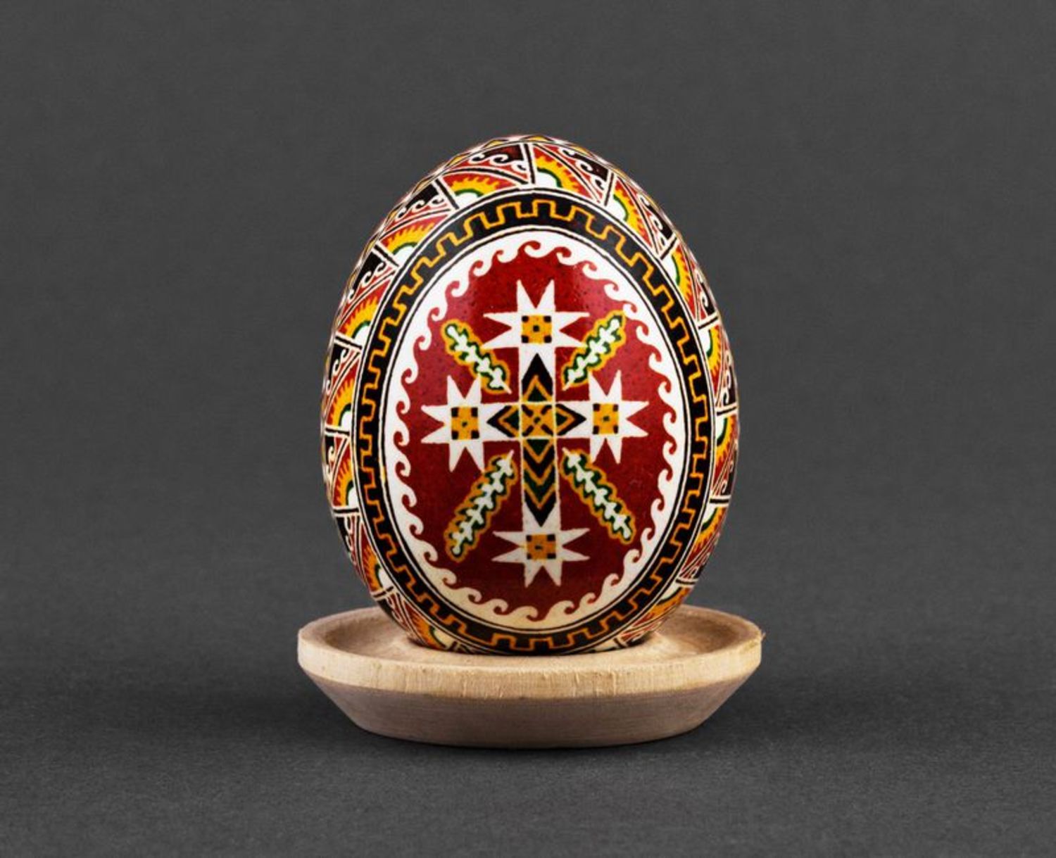 L'uovo di Pasqua ucraino a mano L'uovo decorativo fatto a mano L'uovo pasquale
 foto 2