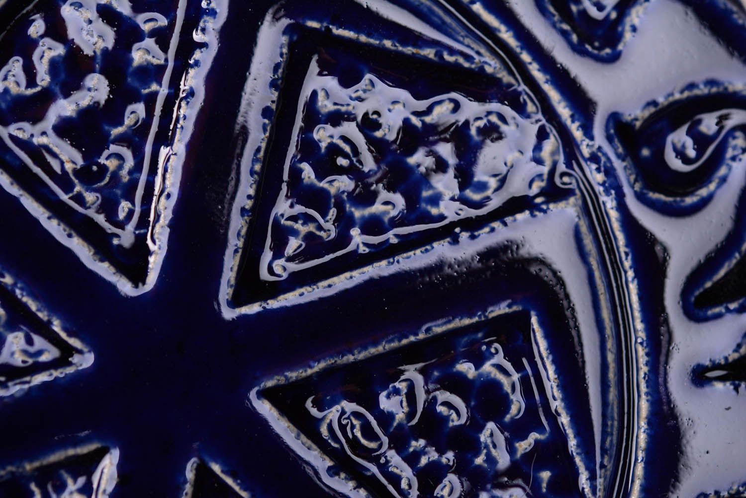 Prato talismã artesanal de argila coberto com esmalte com um símbolo antigo eslavo foto 5
