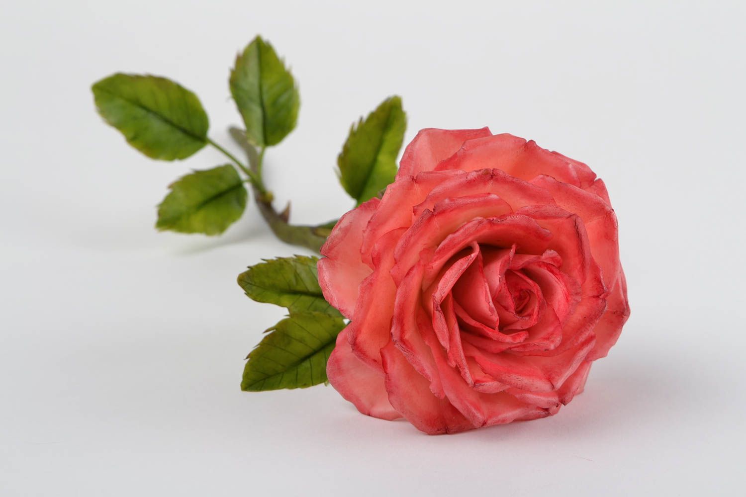 Декоративный цветок из холодного фарфора роза алая на ножке ручная работа фото 4