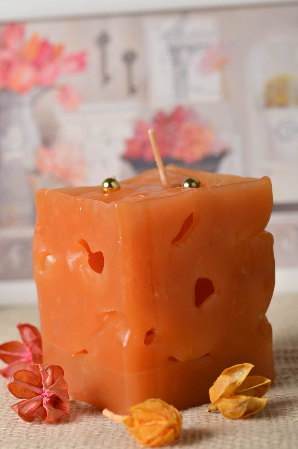 Свеча ручной работы парафиновая свеча резная красивая свеча оранжевая с бусинами фото 1