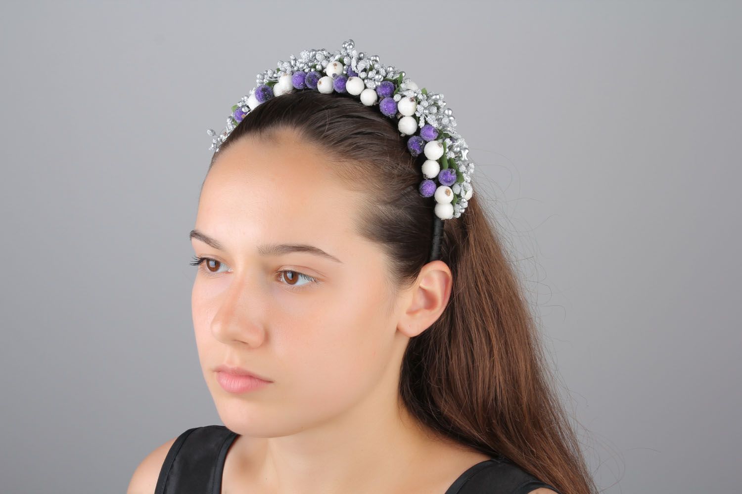 Serre-tête à fleurs et baies fait main blanc violet accessoire pour femme photo 5