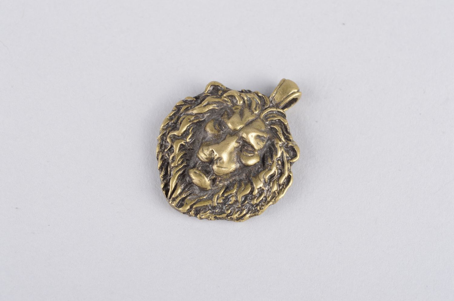 Pendentif lion Bijou fait main original stylé en bronze Accessoire homme photo 2