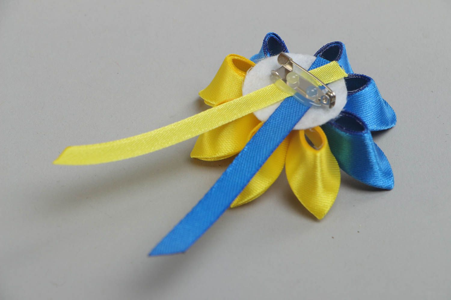 Broche de cintas de raso artesanal con forma de flor azul amarilla bonito vistoso foto 4