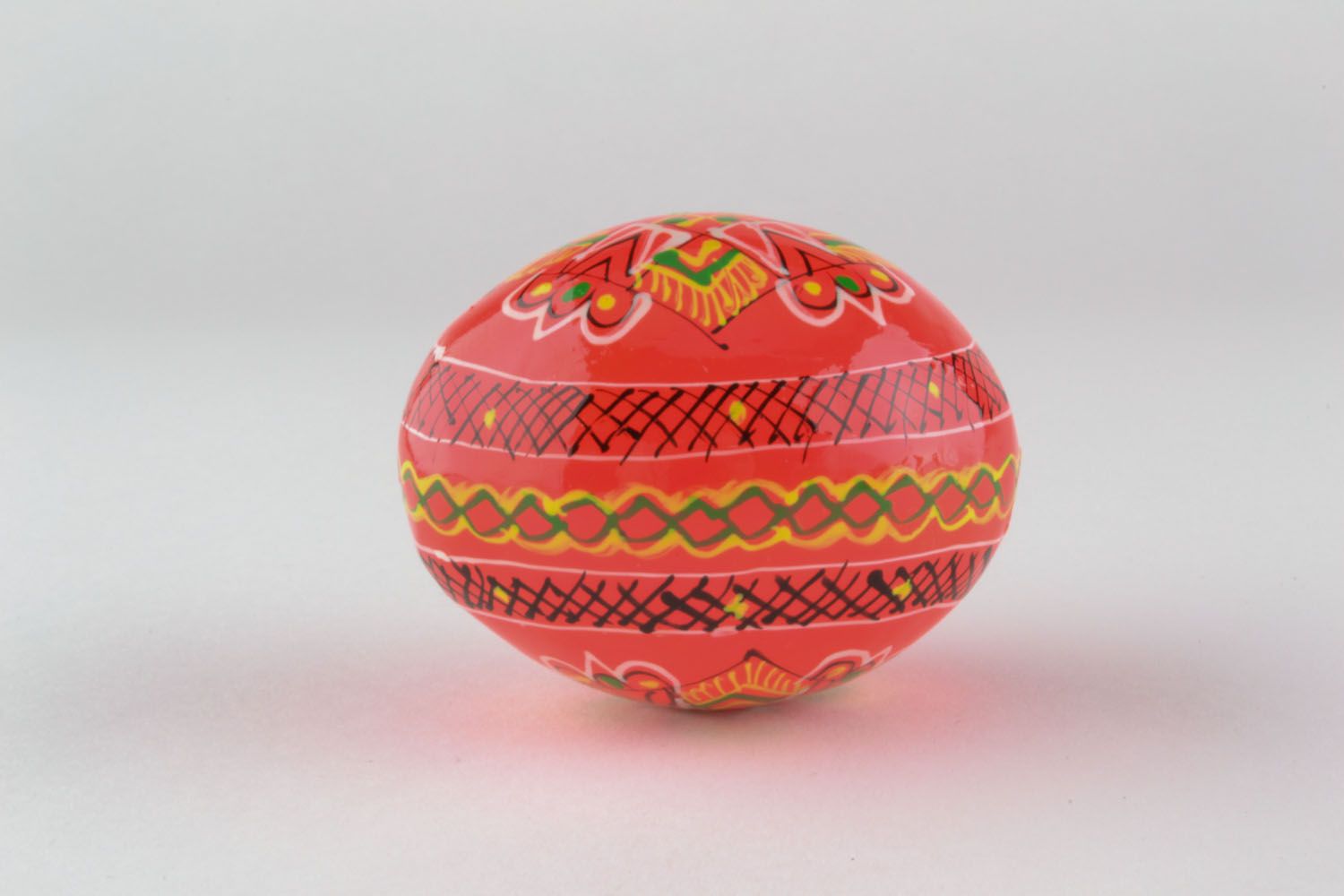 Huevo de Pascua de madera rojo foto 2