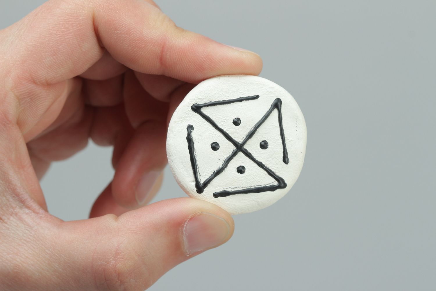 Handgemachter Magnet an Kühlschrank aus Ton Rund mit Swastika foto 3