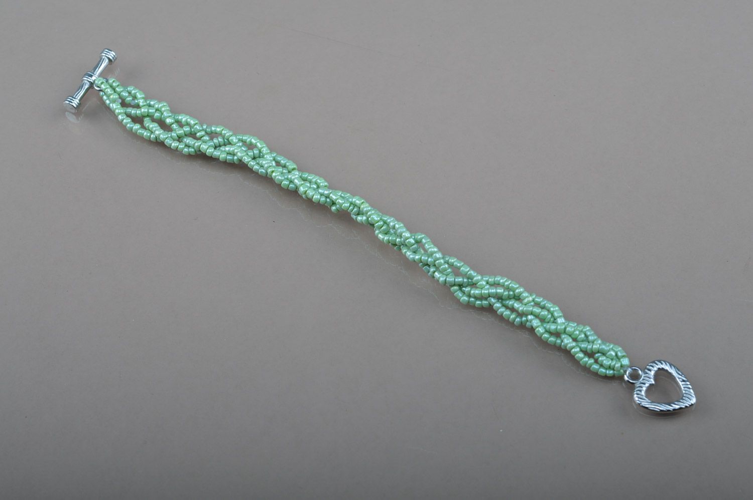 Bracelet en perles de rocaille fait main tressé sur fil vert avec fermoir toggle photo 2