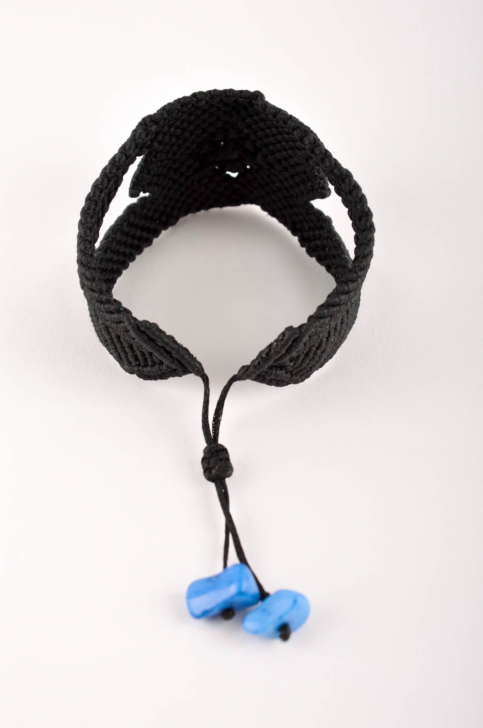 Украшение ручной работы черный браслет из ниток с голубым подарок девушке фото 4