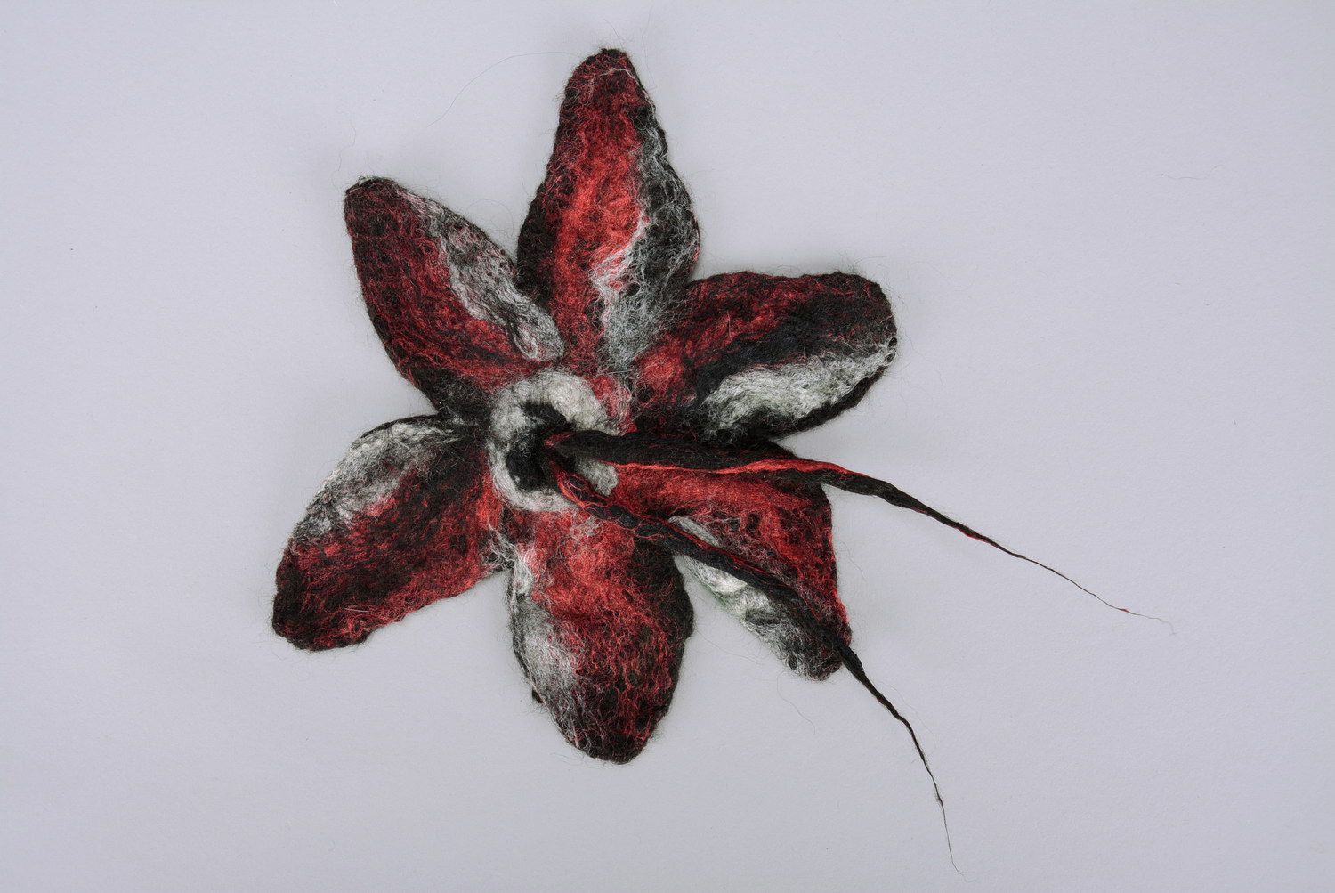Brosche aus Wolle Rot mit Schwarz
  foto 2