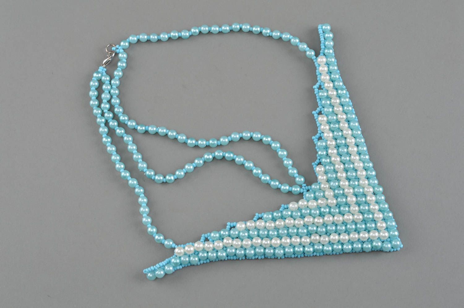Collier en perles fantaisie blanches et bleu clair fait main forme de triangle photo 2