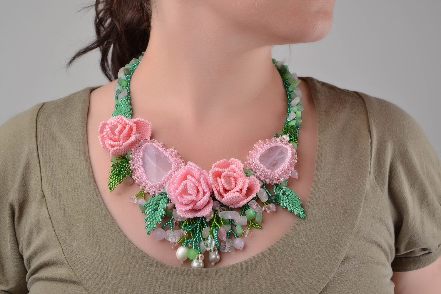 Ожерелье из бисера и натуральных камней розовое цветочное ручной работы фото 1
