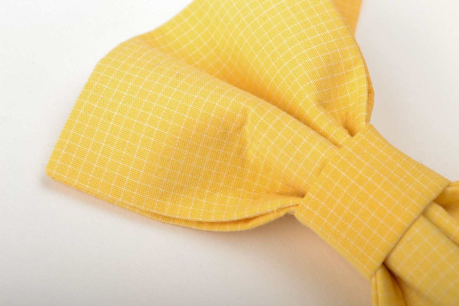Gravata-borboleta artesanal amarela para traje  foto 4