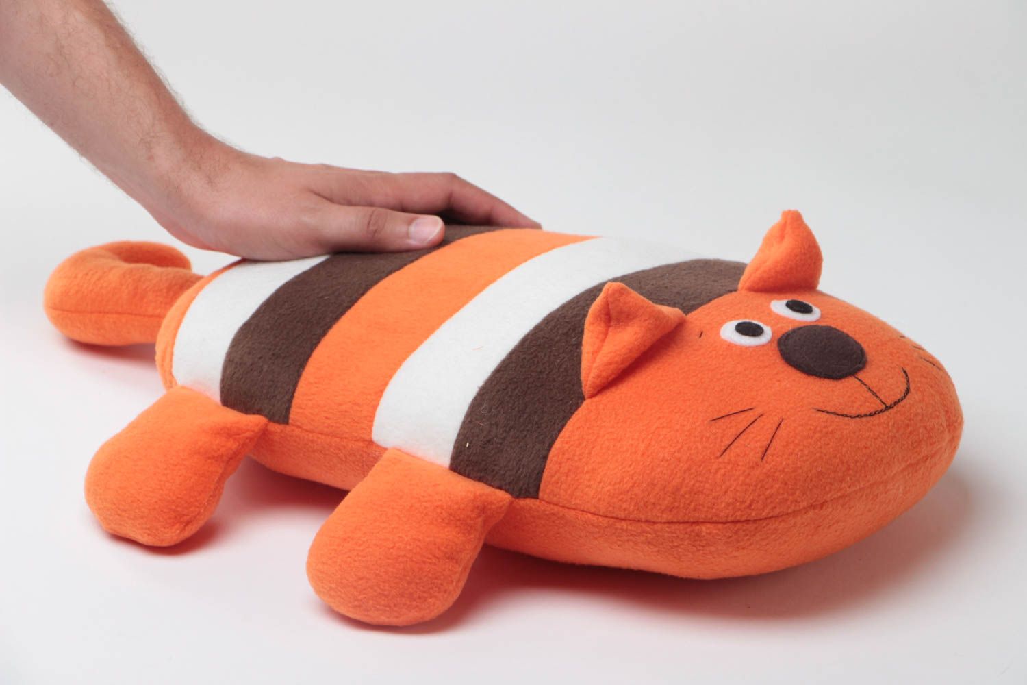 Coussin fait main en forme de chat rayé orange en feutre et polaire pour enfant photo 5