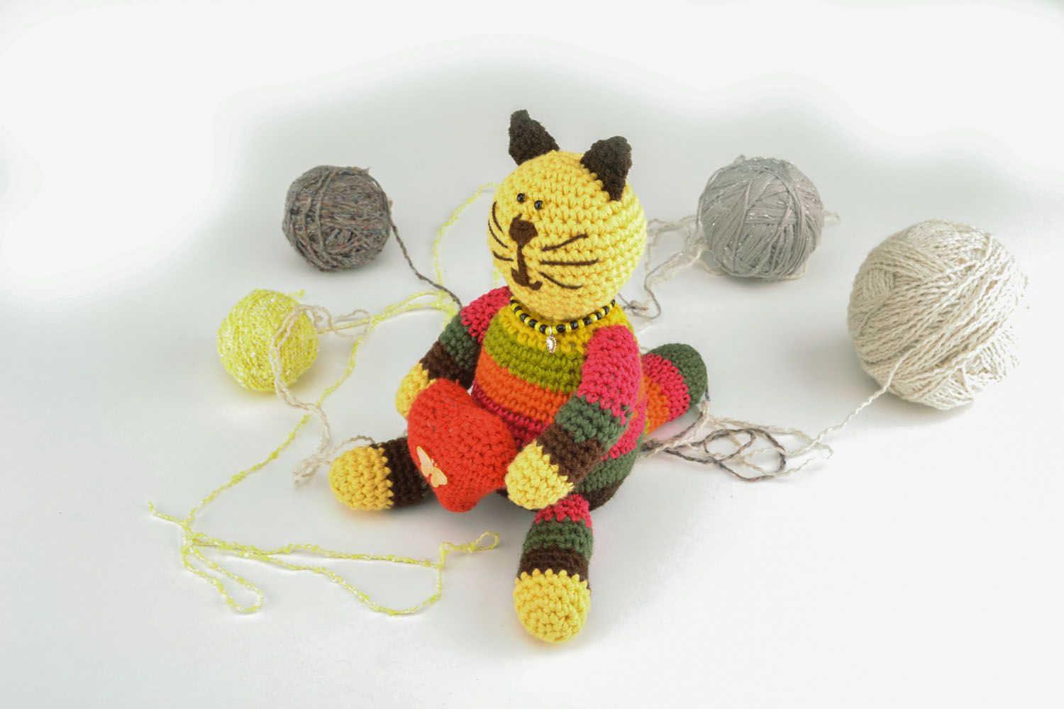 Poupée en tissu chat multicolore faite main originale jouet pour petit enfant photo 1
