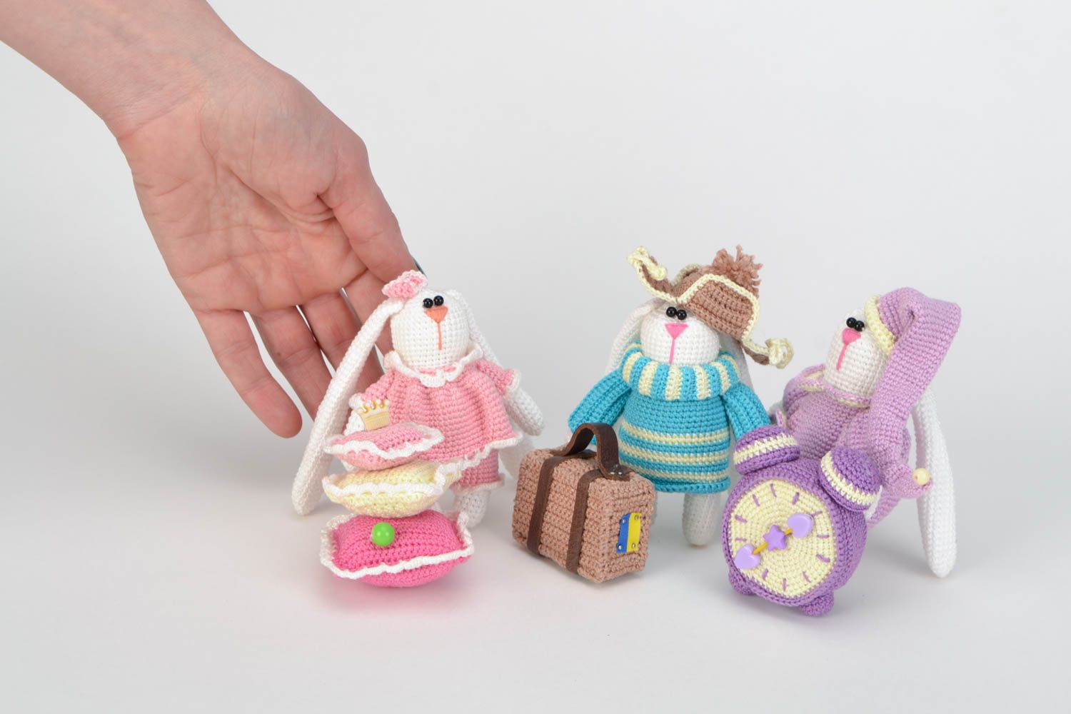 Trois jouets mous Lièvres tricotés en coton originaux multicolores faits main photo 2