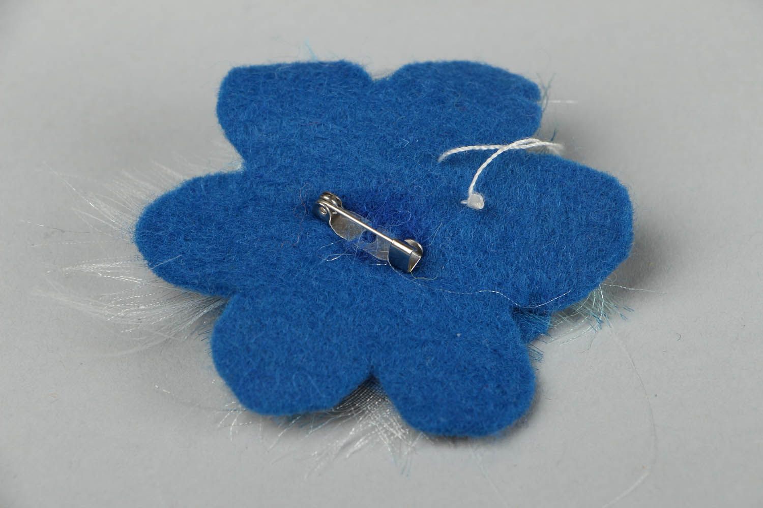 Broche faite main en laine feutrée 'Rose bleue' photo 3