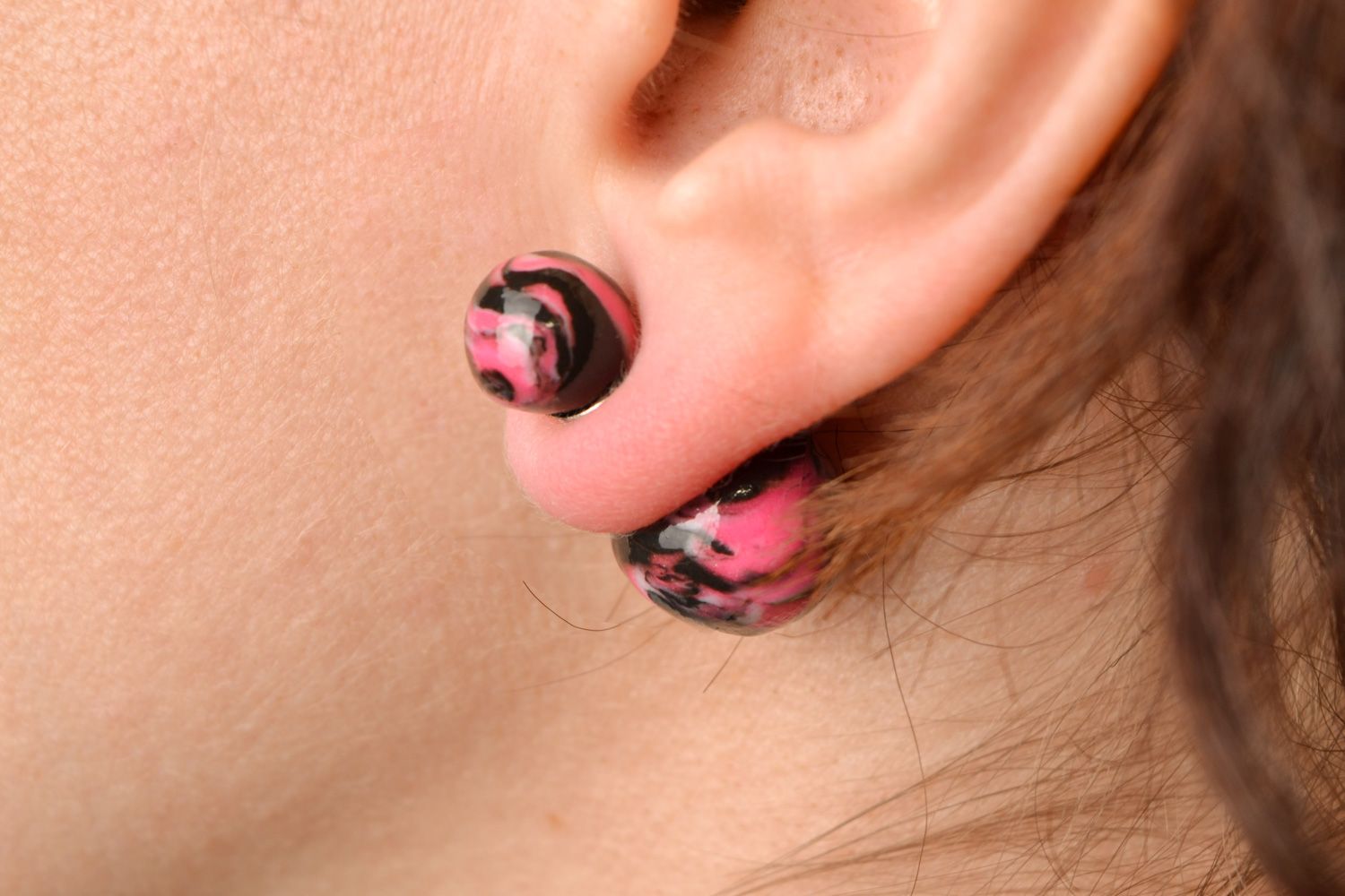 Boucles d'oreilles puces double perle roses et noires faites main pour femme  photo 2