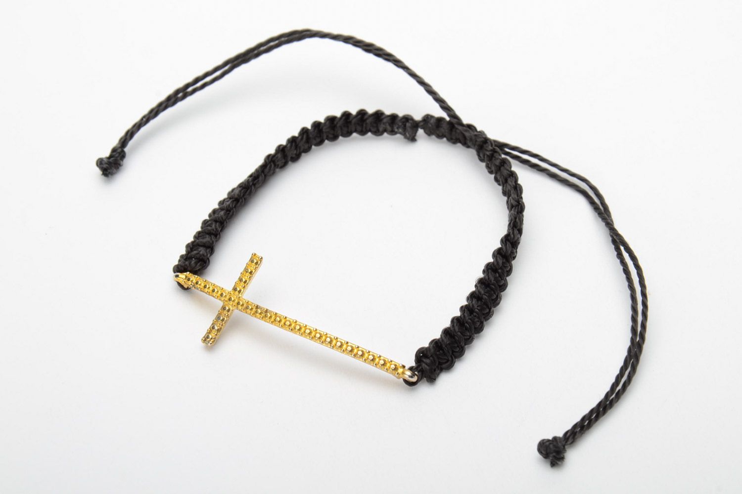 Bracelet en nylon étroit noir avec croix dorée fait main original macramé photo 3