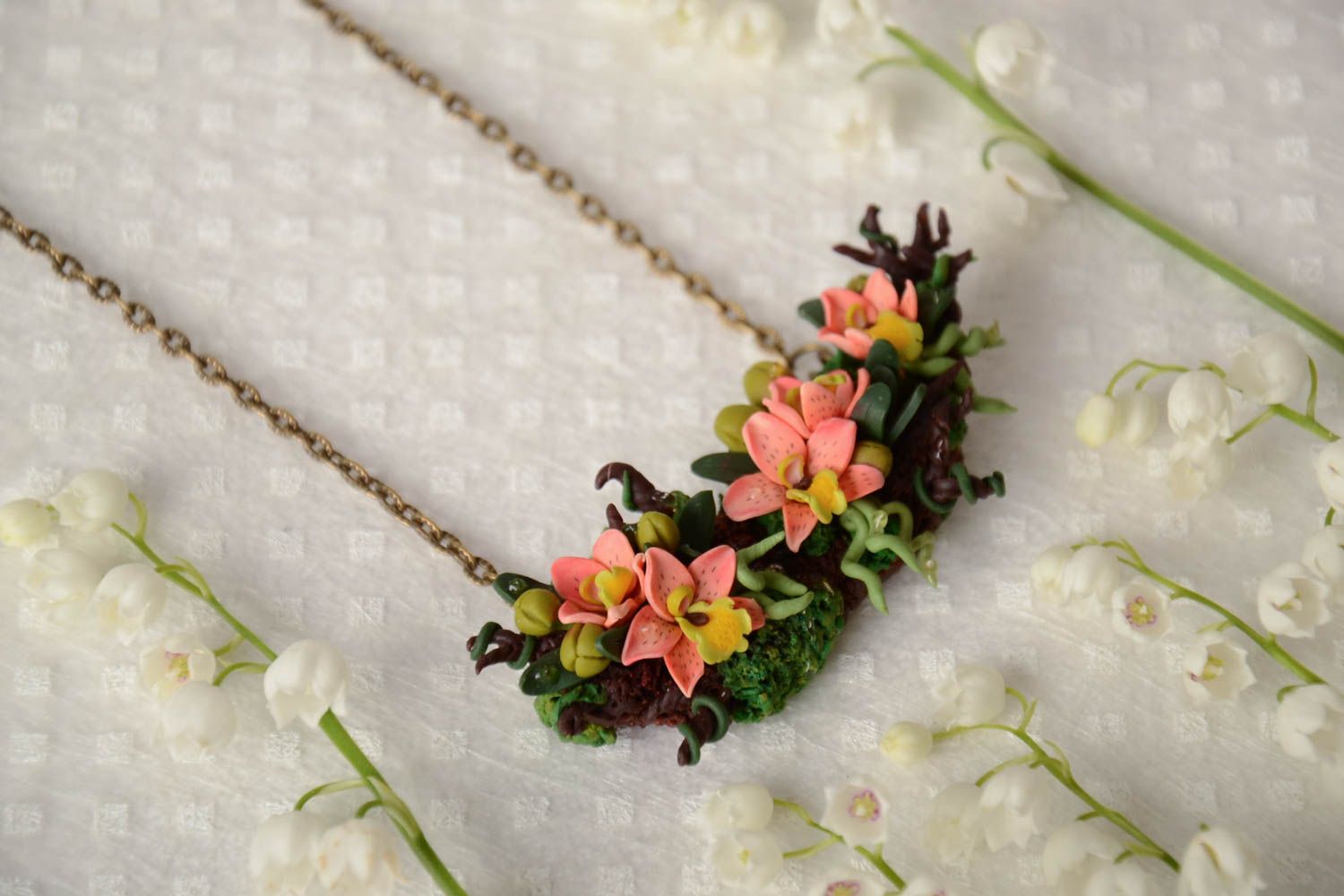 Colgante artesanal hecho a mano de arcilla polimérica con flores en cadena foto 1