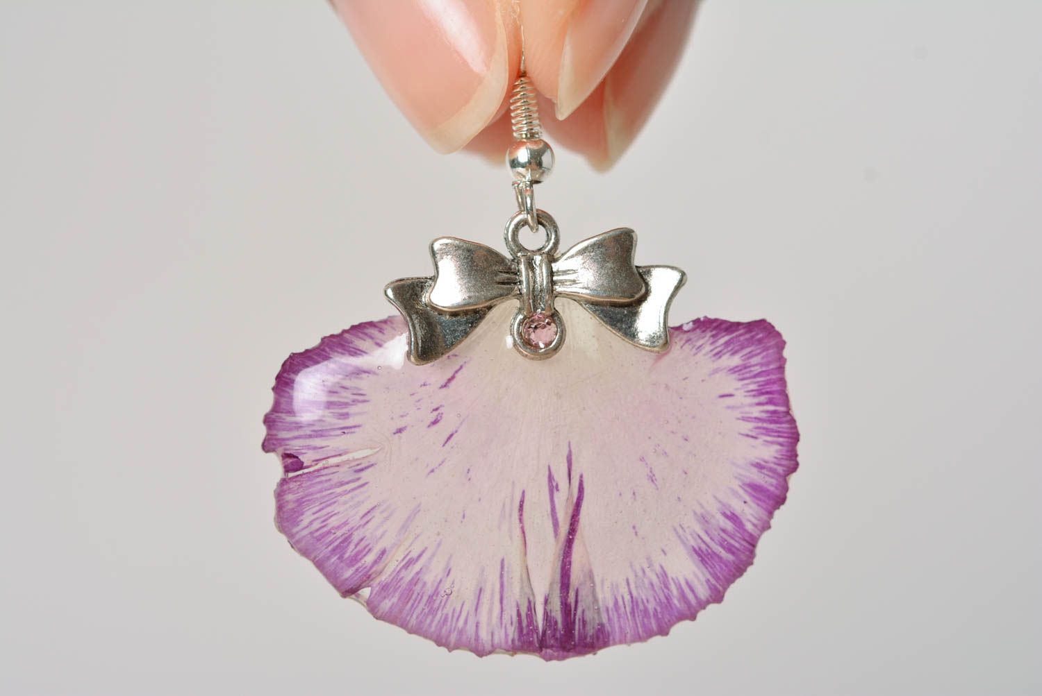 Originelle schöne handgemachte Ohrringe aus Epoxidharz mit Trockenblumen foto 2