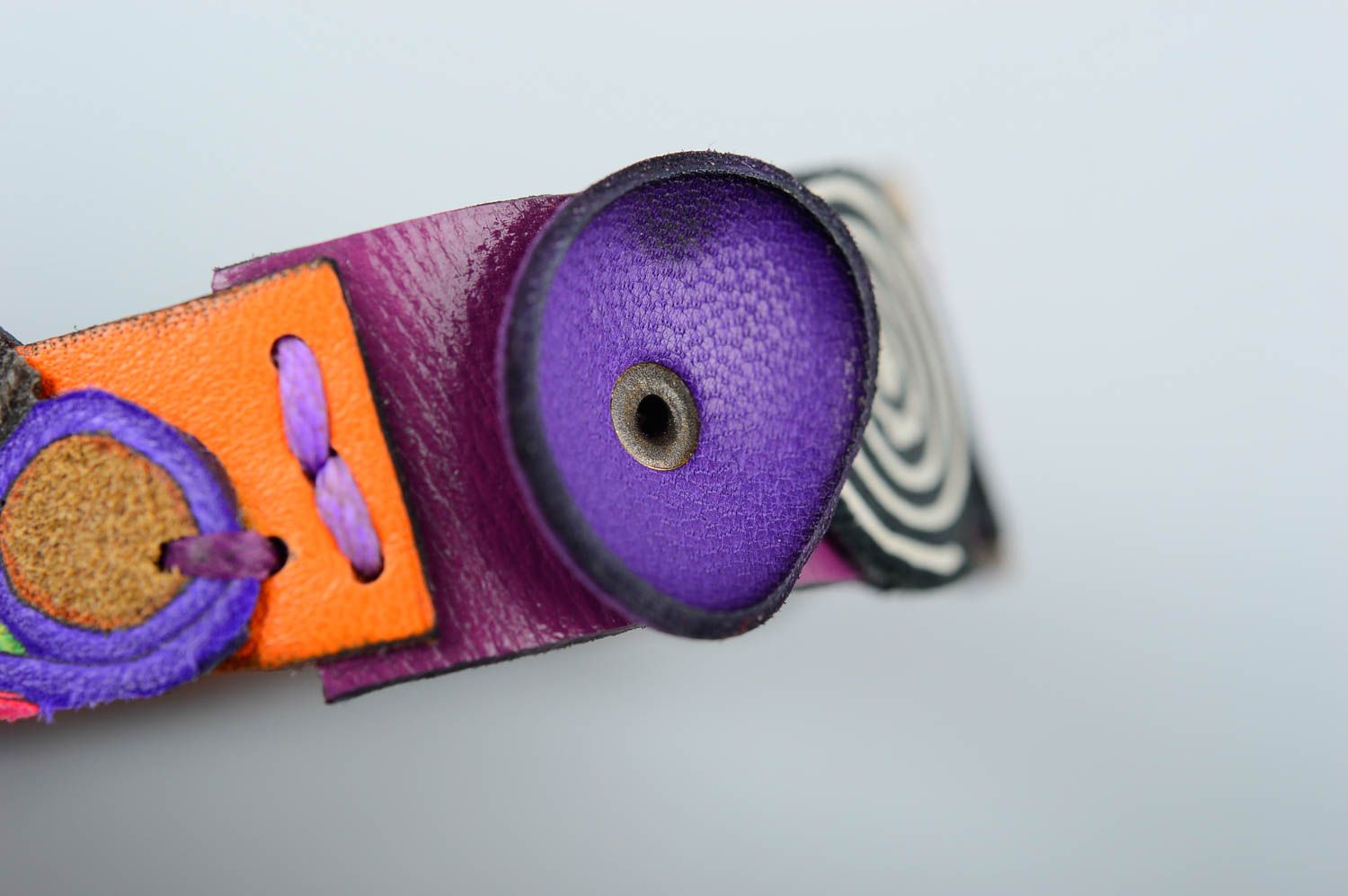 Bracelet en cuir Bijou fait main mauve design original Cadeau pour femme photo 4