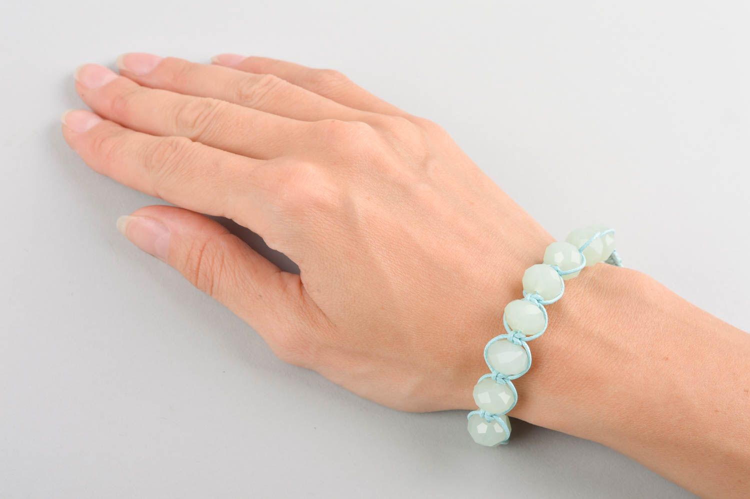 Bracelet fantaisie Bijou fait main bleu ciel tendre design Accessoire femme photo 5