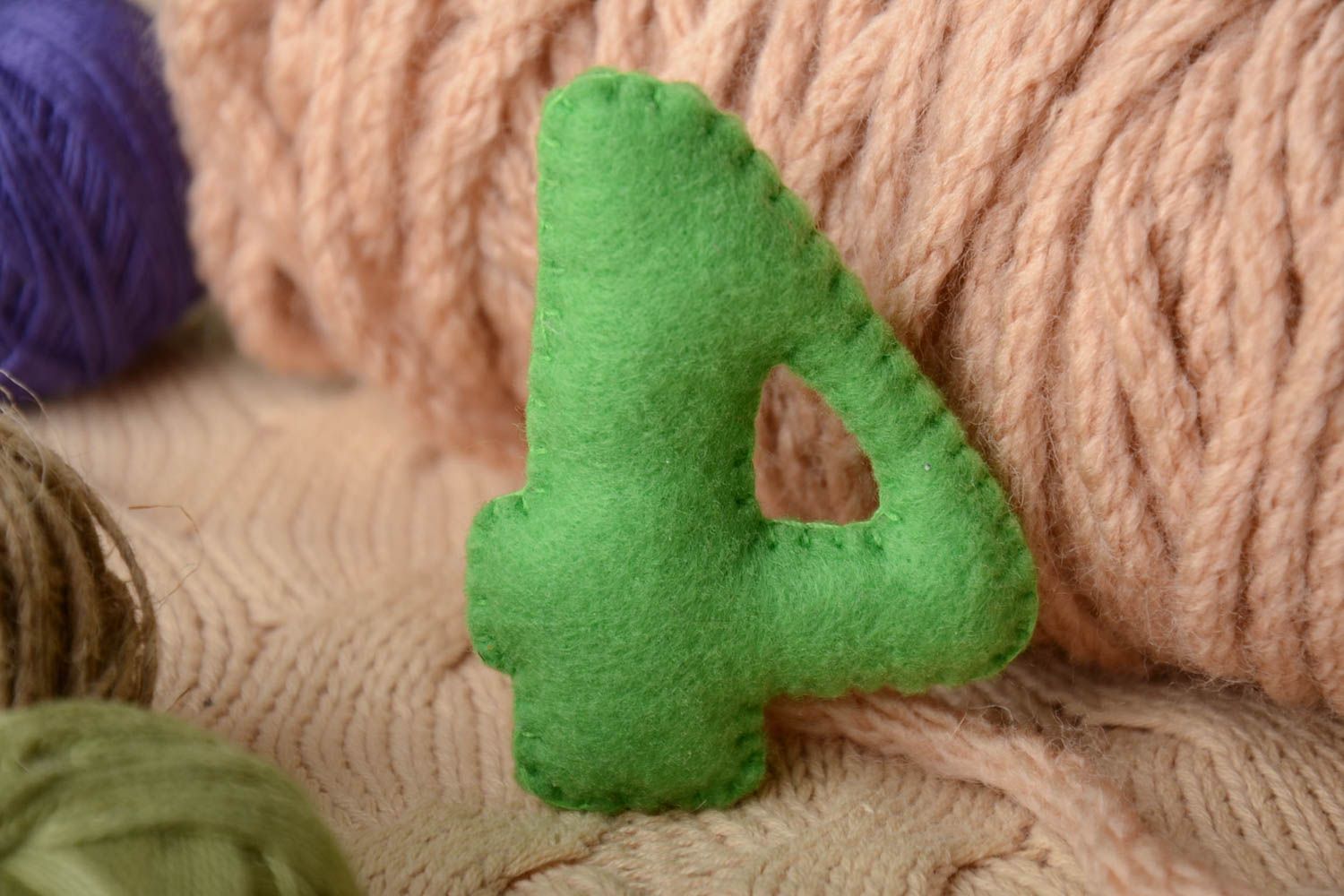 Маленькая цифра из фетра мягкая зеленая ручной работы развивающая игрушка 4 фото 1