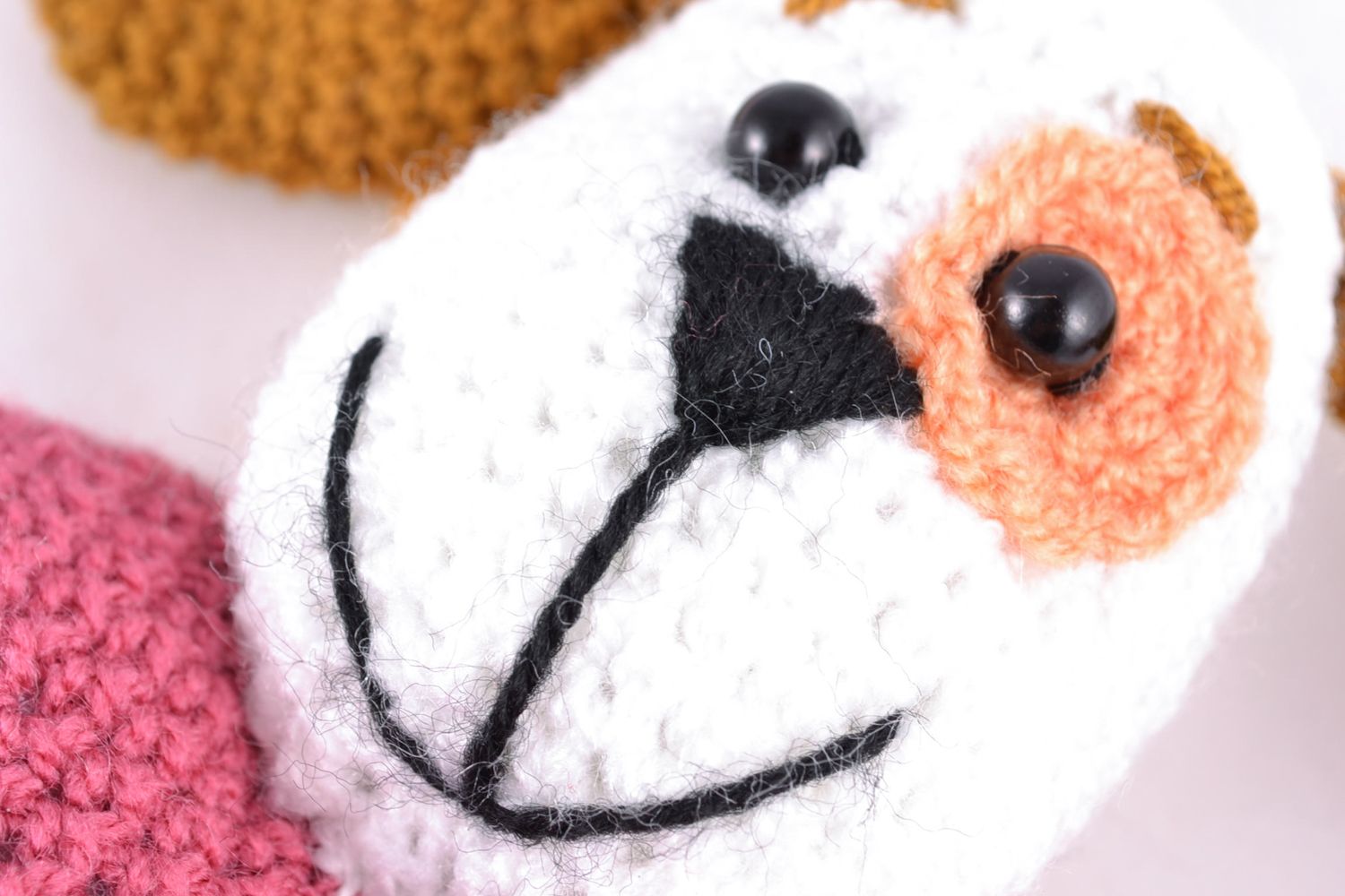 Giocattolo a maglia fatto a mano pupazzo a forma di cane con cuore a uncinetto foto 3