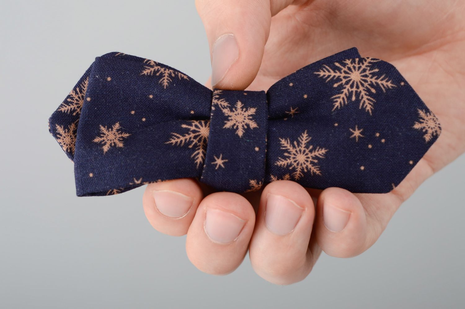 Blue bow tie with pattern photo 4