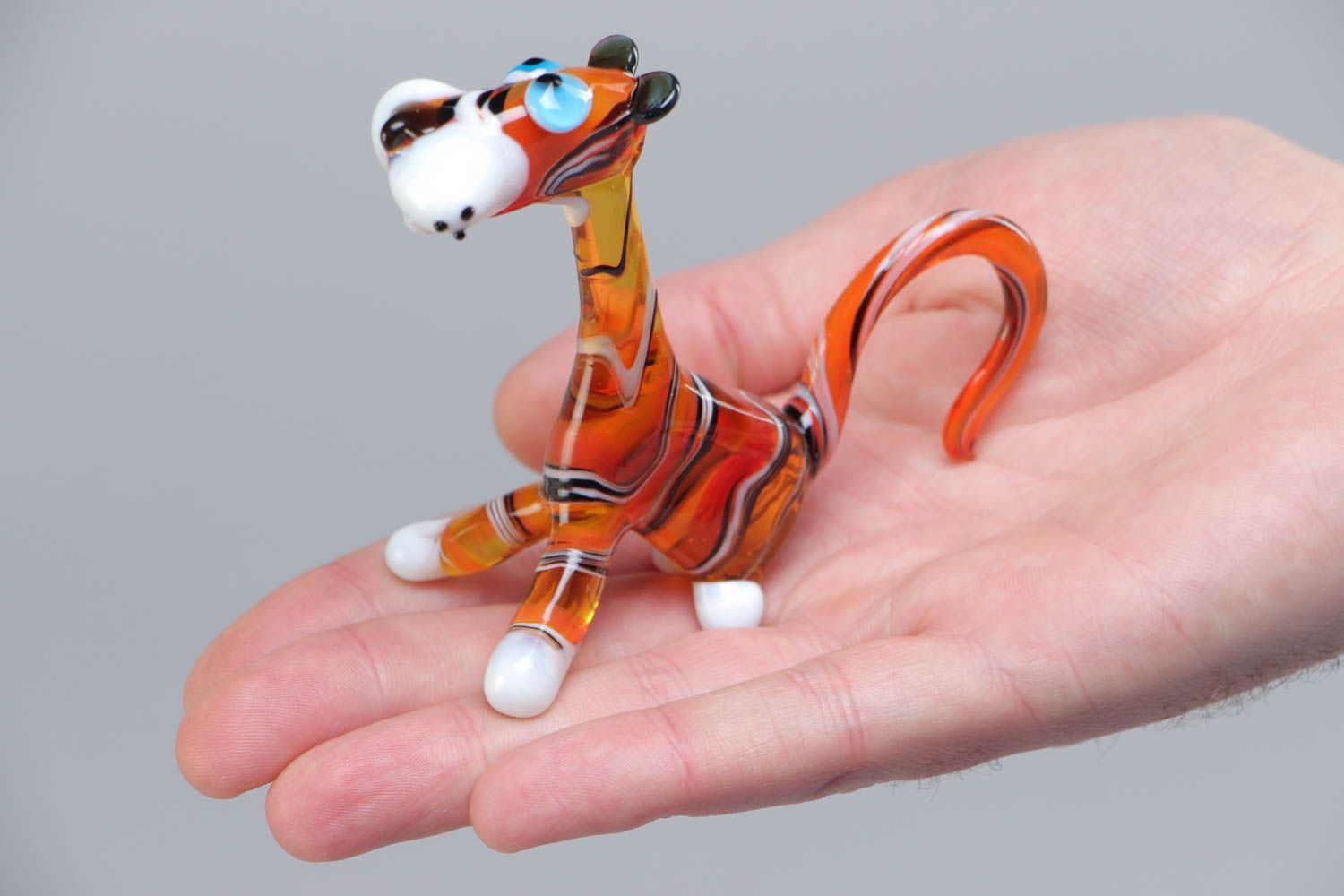 Figura de vidrio en miniatura artesanal en la técnica lampwork con forma de tigre sentado foto 5
