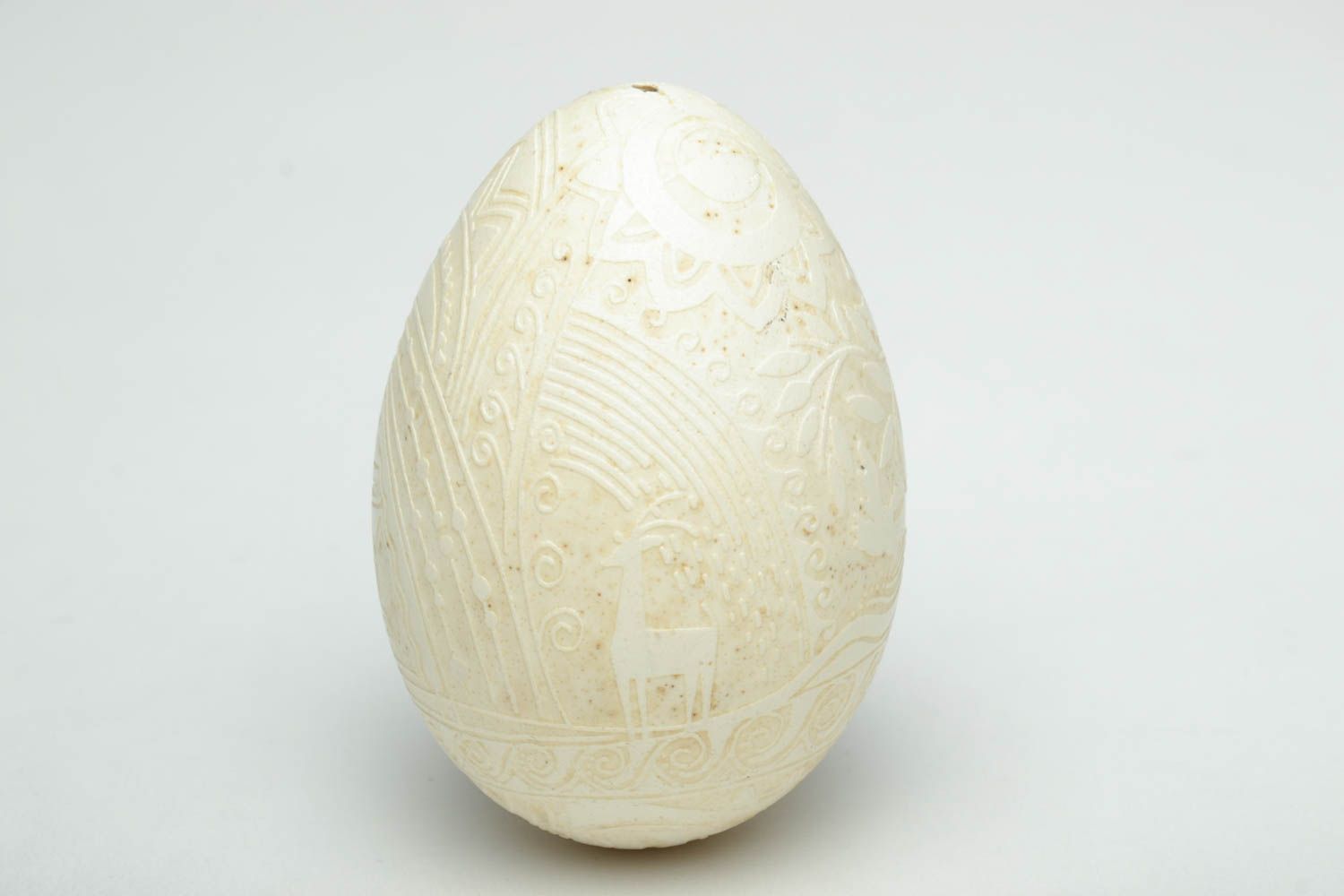 Oeuf de Pâques peint de cire avec ornement original blanc fait main décoratif  photo 2