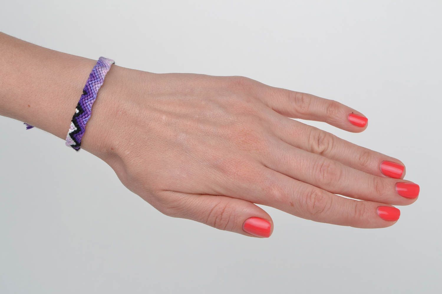 Наручный браслет фенечка из ниток в технике макраме ручной работы фиолетовый фото 2